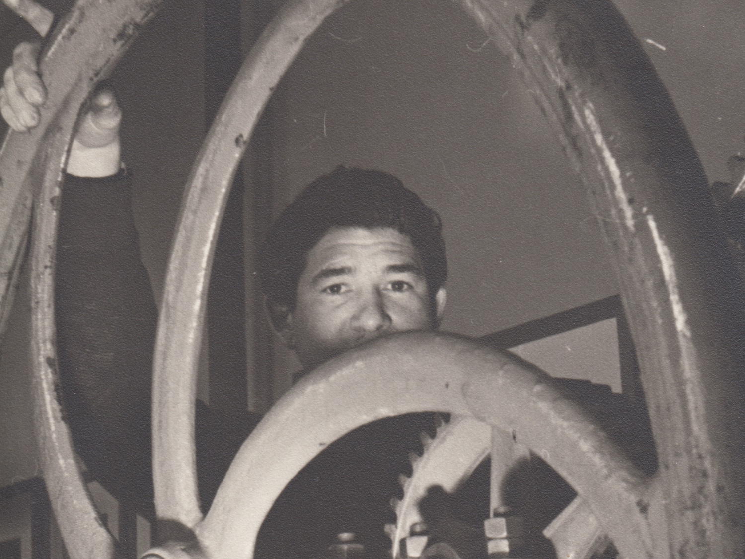 Julio joven en el tórculo de su taller